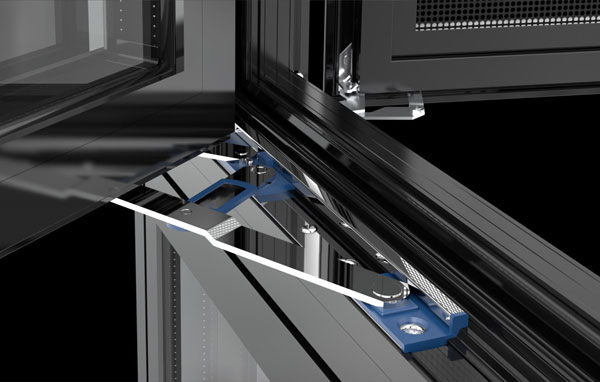 原理：德式雙組份銷(xiāo)釘注膠工藝+整體結(jié)構(gòu)性鋁角碼+工業(yè)級(jí)防滲膠拼角工藝;亮點(diǎn)：系統(tǒng)防水+整體穩(wěn)固性強(qiáng);廣告語(yǔ)：一體式無(wú)縫組角穩(wěn)固性強(qiáng),連大樹(shù)都能連根拔起的12級(jí)以上臺(tái)風(fēng)，輕松擋了